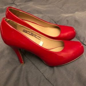 Pretty red pumps!👠